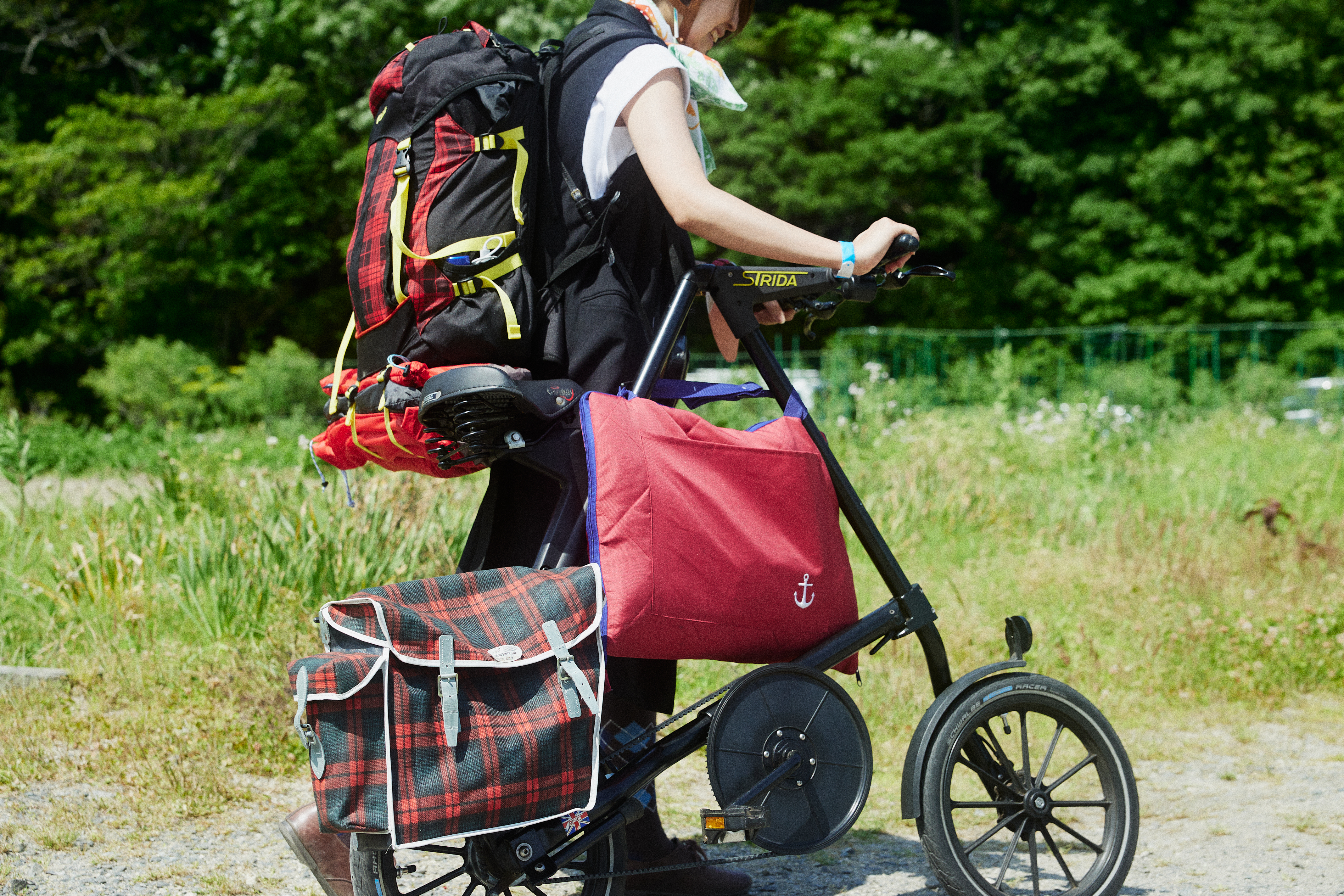 焚き火を囲んで語らうBIKE & CAMPの参加者たち